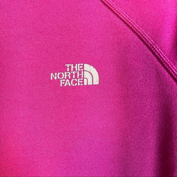 THE NORTH FACE 1/4 zip top with zipper pocket on back. Magenta/black Medium - Picture 2 of 8